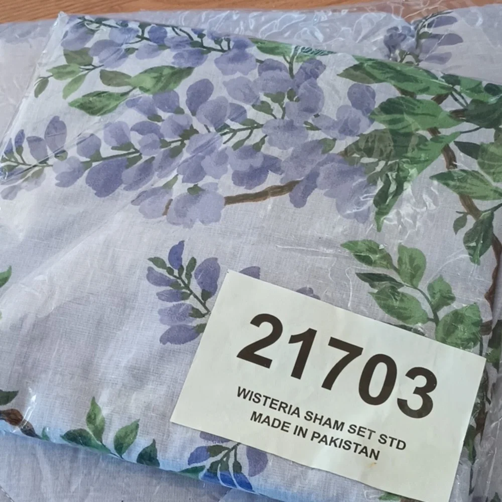 Collections Etc Purple Wisteria Full Bedspread and 2 Pillow Standard Shams